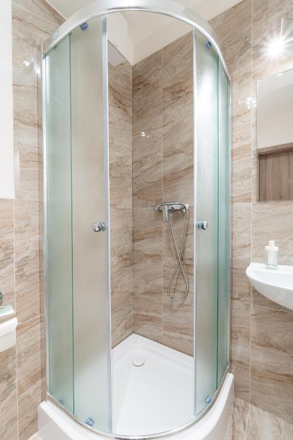 Brand New Studio Apartment #21 With Free Secure Parking In The Center Prag Dış mekan fotoğraf